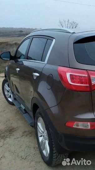Водитель на своем легковом автомобиле