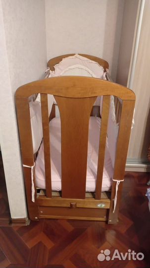 Детская кроватка с маятником