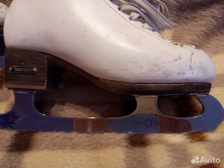 Продаю профессиональные фигурные коньки