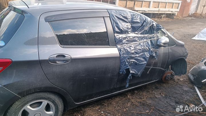 Toyota Vitz 1.0 CVT, 2011, битый, 52 000 км