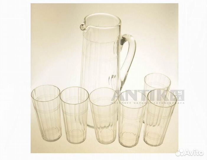 Старинный стеклянный графин и стаканы