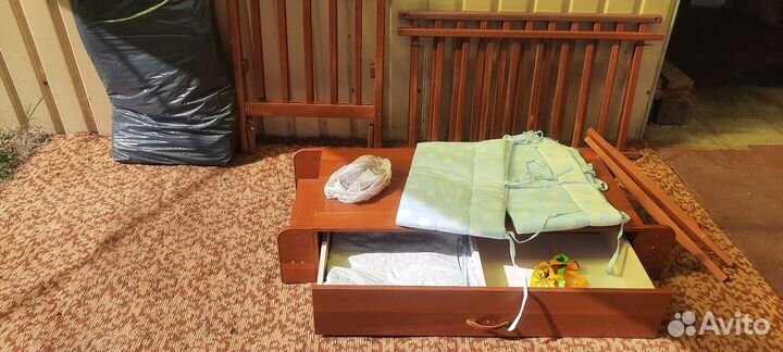 Кроватка с тумбой с маятником