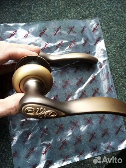 Ручка Дверная medio и дверная защелка apecs