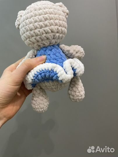 Вязанная игрушка в виде мишки