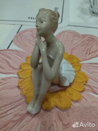 Статуэтка фарфор