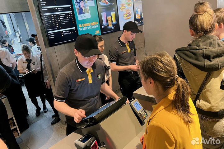 Сотрудник ночной смены в фастфуд