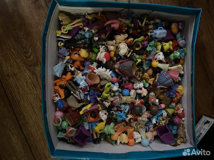 Целая коробка игрушек из киндер сюрприза