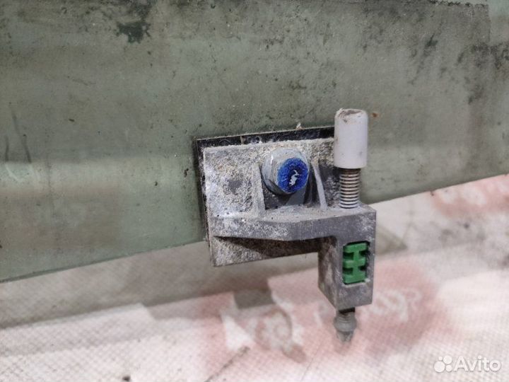 Стекло двери переднее левое Mercedes-Benz