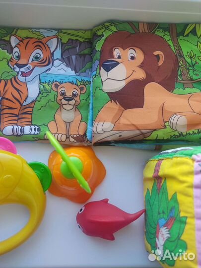 Развивающие игрушки для малышей пакетом
