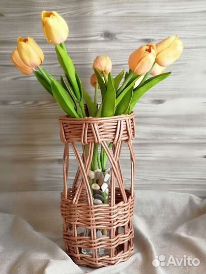 Школьные букеты в плетёных корзинках и вазах