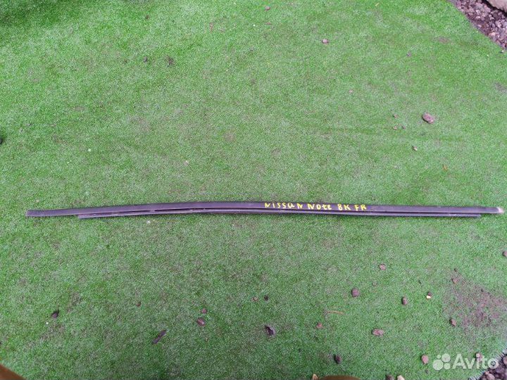 Уплотнитель стекла Бархотка передний правый Nissan