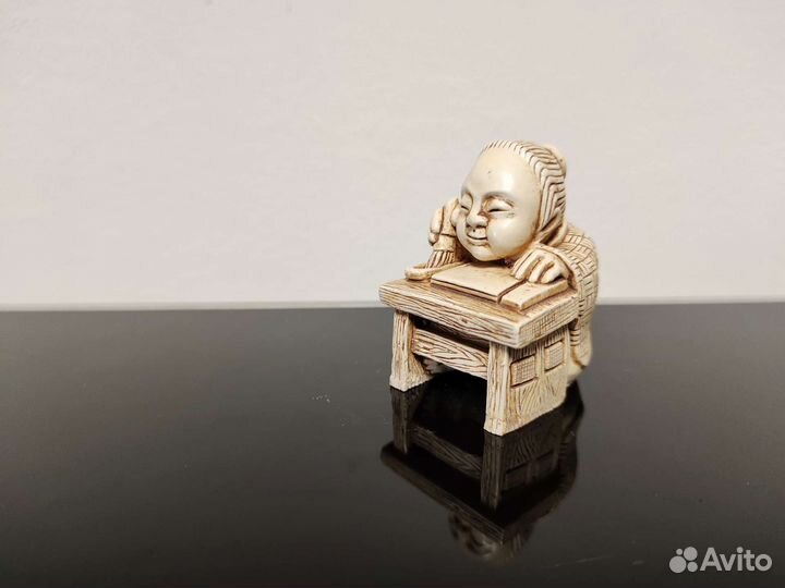 Нэцке мальчик рисующий Амэ-но-Удзумэ