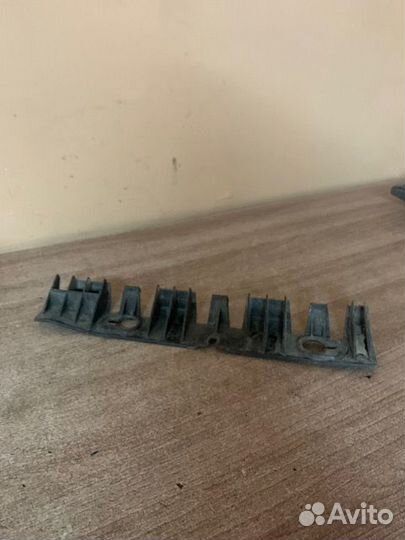 Кронштейн бампера правый Logan