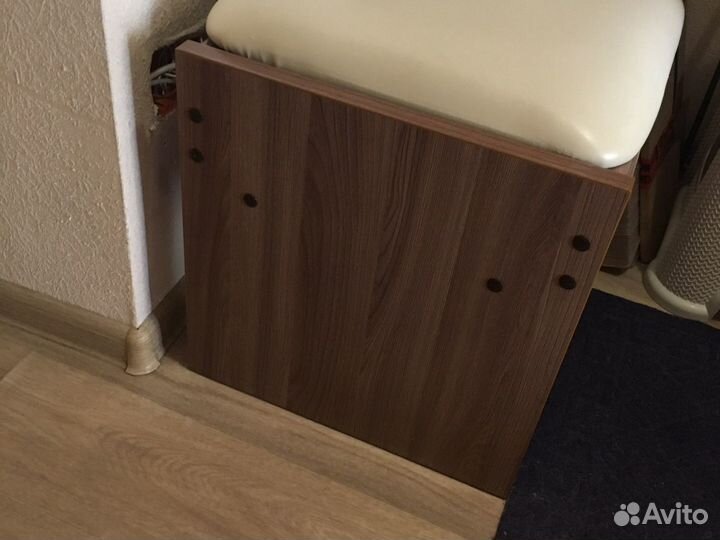 Пуфик с мягким сиденьем, которое откидывается и с