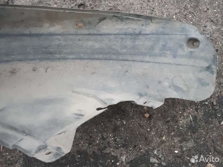 Задний правый подкрылок фольксваген бора
