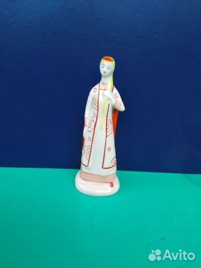 Фарфоровая статуэтка 