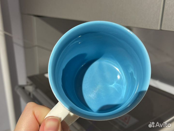 Тарелки голубые, кружки разные, стакан