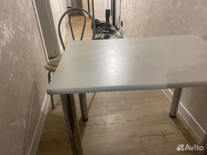 Стол и стулья