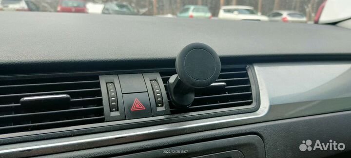 Магнитный держатель в авто