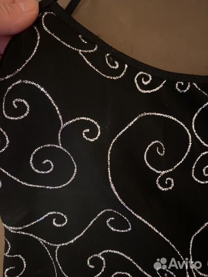 Майка с узорами из блесток