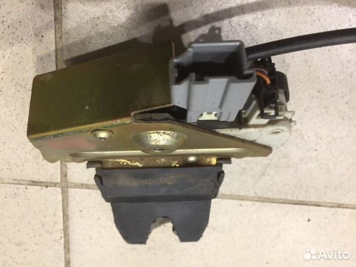 Замок крышки багажника Volvo S60 1 B5244