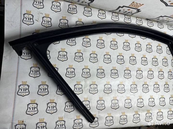 Уплотнитель стекла передний правый Mercedes-Benz