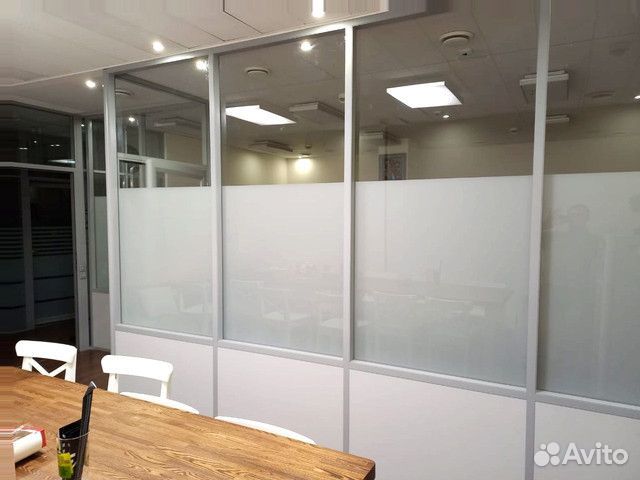 Раздвижные перегородки из стекла и дерева лофт