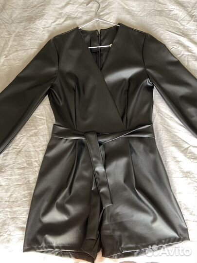 Костюм из экокожи женский