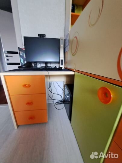 Детская кровать чердак со столом и шкафом