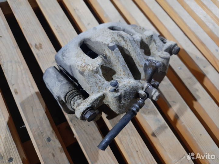 Суппорт тормозной передний левый SsangYong Actyon