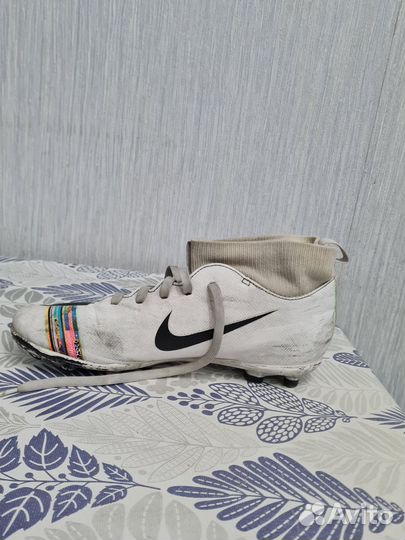 Футбольные бутсы nike