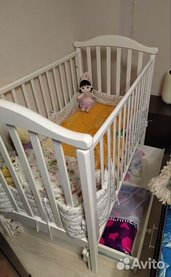 Детская кроватка с маятником и ящиком