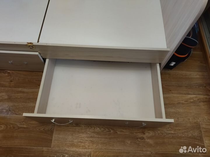 Кровать с мягкой спинкой