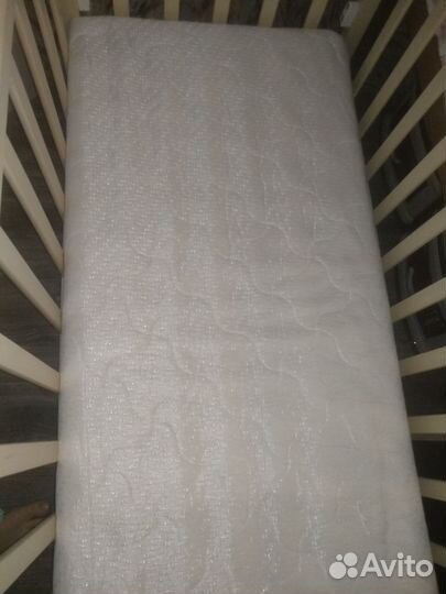 Детская кроватка с маятником и ящиком