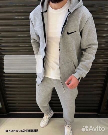 Мужской спортивный костюм