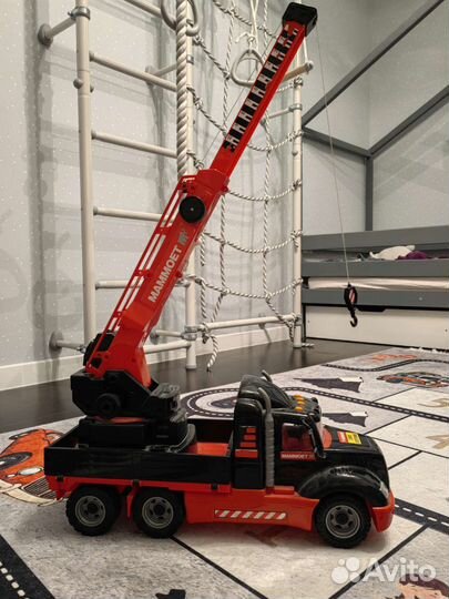 Большой подъёмный кран