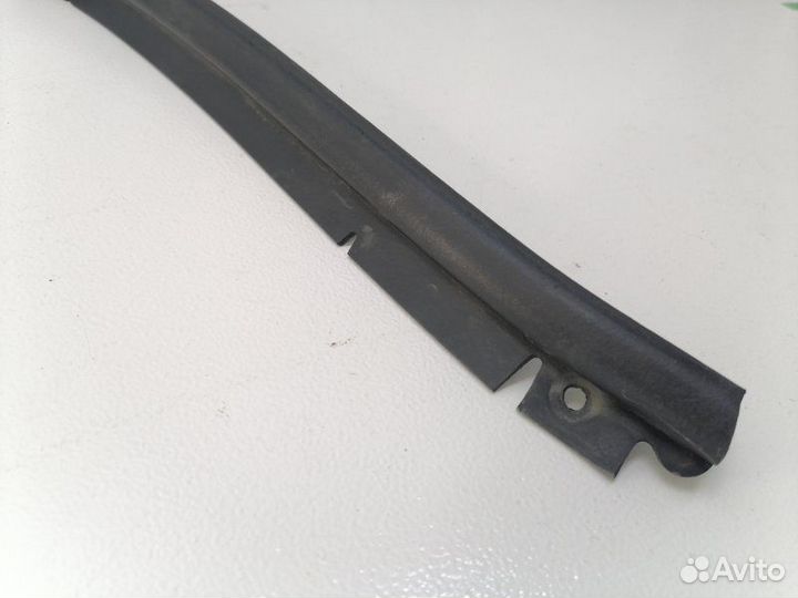 Уплотнитель капота Toyota Corolla E150
