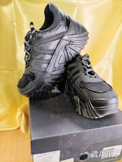 Кроссовки женские