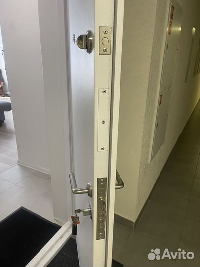 Дверь входная металлическая белая