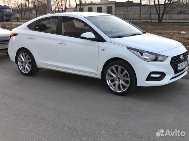 Hyundai Solaris 2017 белый тонированная на литье