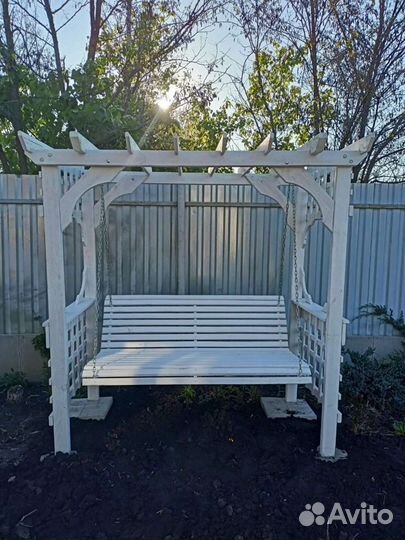 Деревянная пергола с качелями