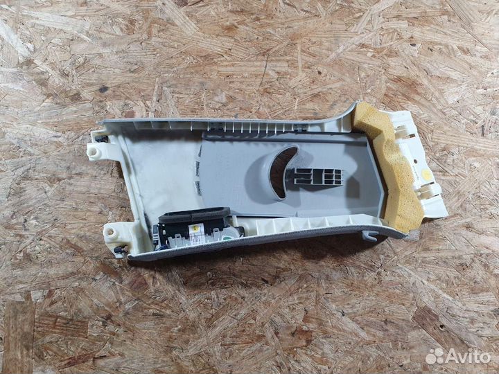 Обшивка центральной стойки правая верхняя Audi A8