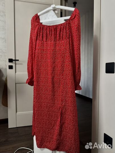 Красное элегантное платье с разрезом