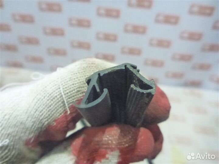 Уплотнительная резинка стекла задняя левая Toyota