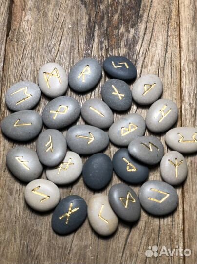 Скандинавские руны из камня