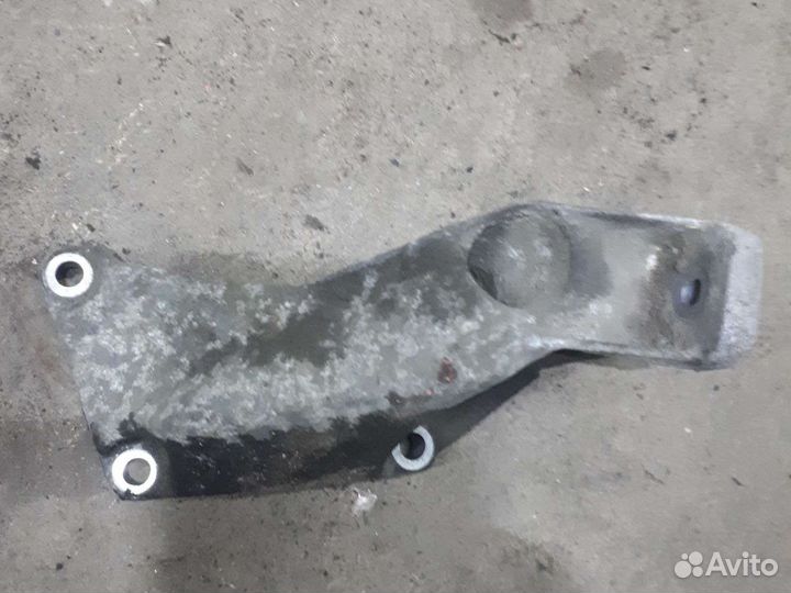 Левый кронштейн двигателя фольксваген пассат б5