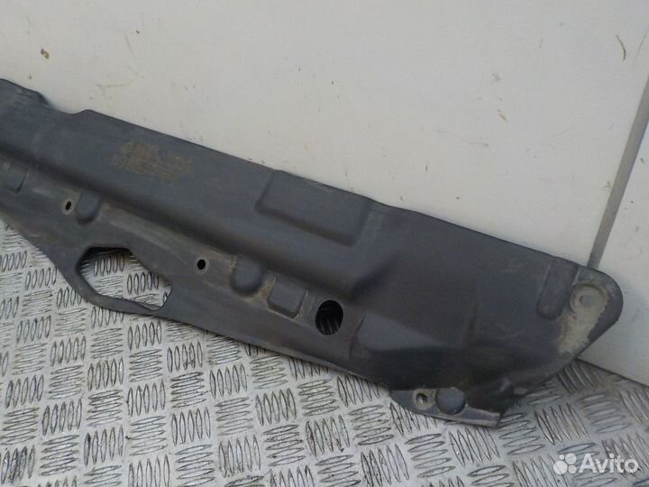 Кожух замка капота Toyota Corolla 2001-2006