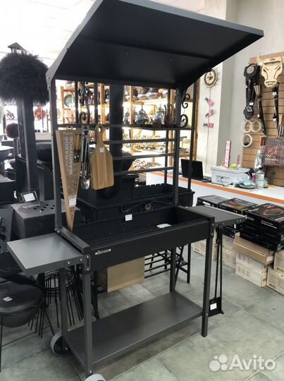 Мангал на колесах с крышей