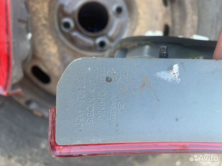 Киа Рио задний правый фонарь в крышку багажника