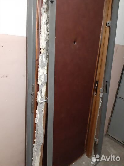 Продаю металлическую дверь б/у